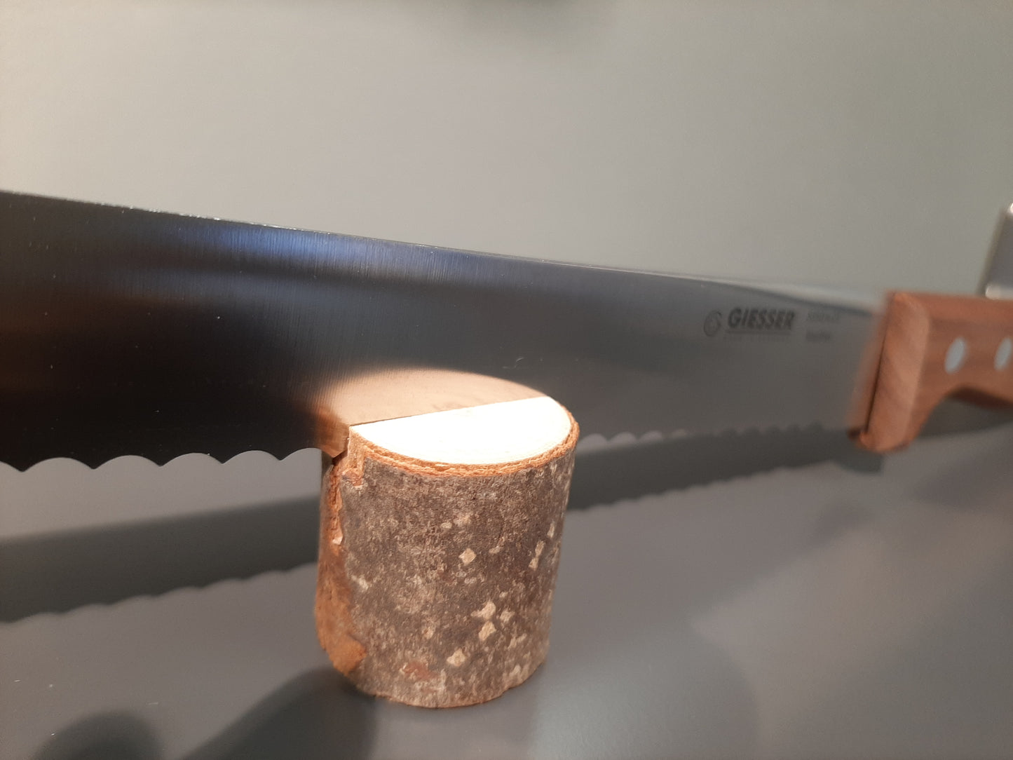 A8350 W 21 - Giesser Brotmesser, Wellenschliff mit Holzgriff